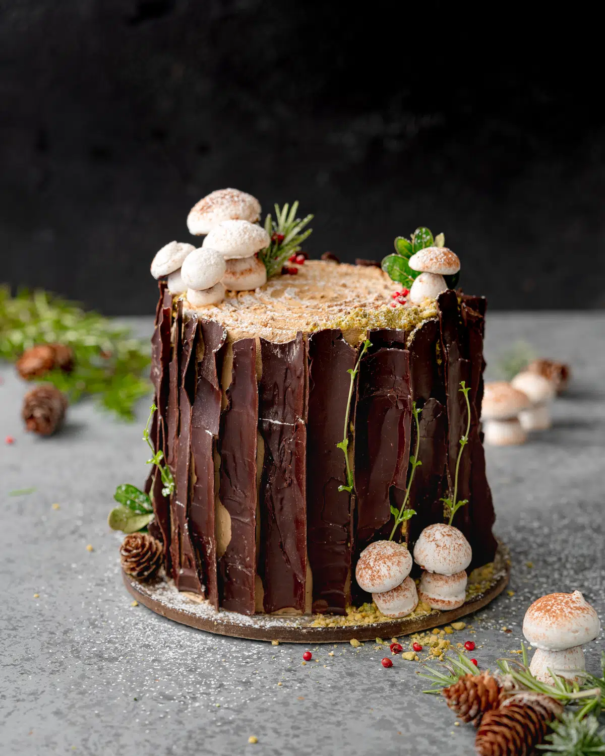 woodland tree stump cake with meringue mushrooms.